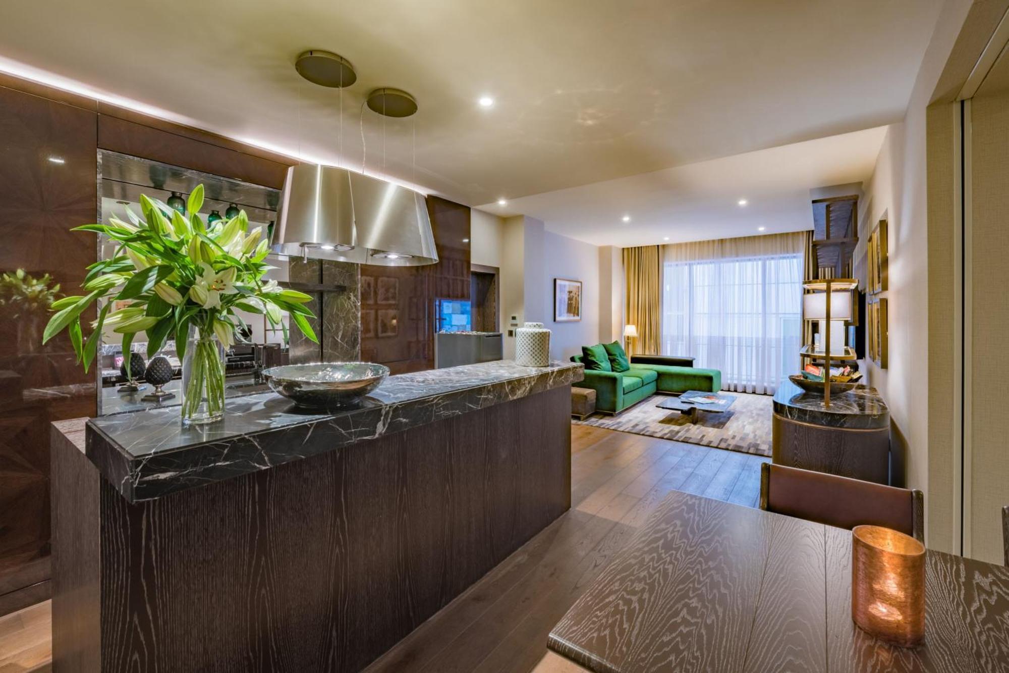Stock Exchange Hotel, Manchester, Autograph Collection Ngoại thất bức ảnh The kitchen and living room of a two-bedroom apartment